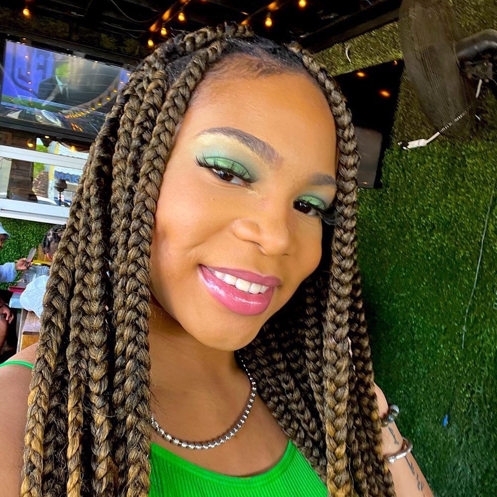 MEET YOUR POSHER: MILANI